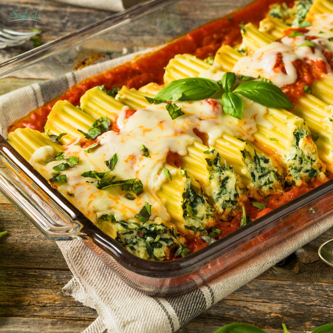 What better way to celebrate #NationalSpinachDay 💚 than with this easy Spinach Manicotti? Stuffed with three cheeses, tofu, a delicious blend of spices, and topped with marinara sauce, these manicottis are irresistible.  🤩🙌 l8r.it/MLxV #EasyDinner #DinnerIdeas