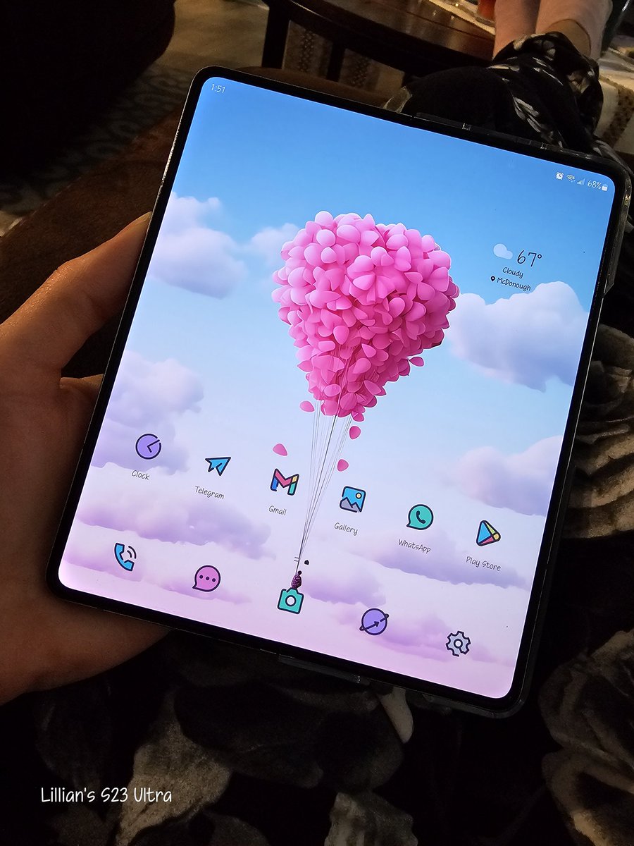 Giving Samsung credit where it's due. To my knowledge, they are the only ones who've figured out how to have both screens work completely independently, separate wallpapers, app layout etc. It's not a dealbreaker but Samsung gives a lot of extras that you notice when you switch.