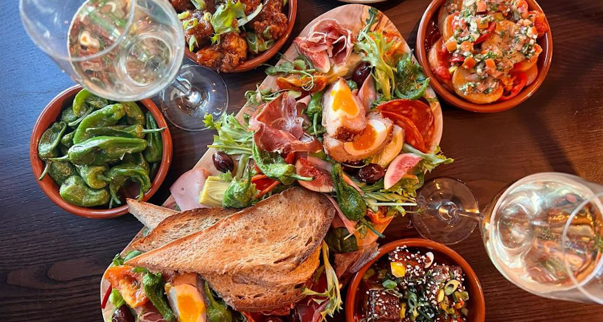 A bottomless brunch is the perfect way to make the most of spring with friends🍹

Looking for other ways to enjoy yourself? Take a look at what's on in Chesterfield: chesterfield.co.uk/visiting/event…

#LoveChesterfield #ChesterfieldEvents