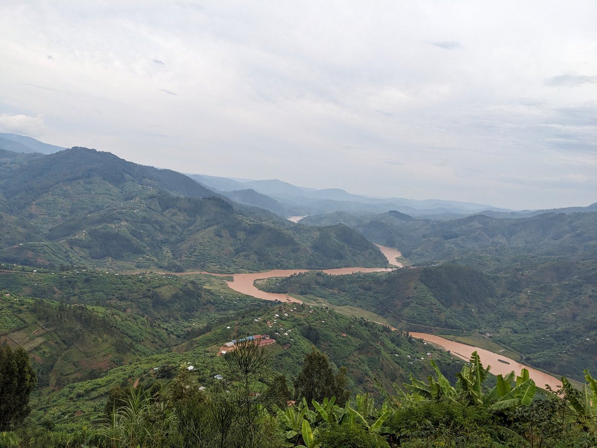 uwasevincent01's tweet photo. Capturing the Marvelous splendor of Rwanda From #GakenkeDistrict | #MatabaSector. Today I took an excursion from Musanze to Gakenke in Mataba's countryside, where culture meets nature. Also, Mataba's rolling hills demonstrate the truth that Rwanda is a land of thousand hills. https://t.co/E7uZTicnDK