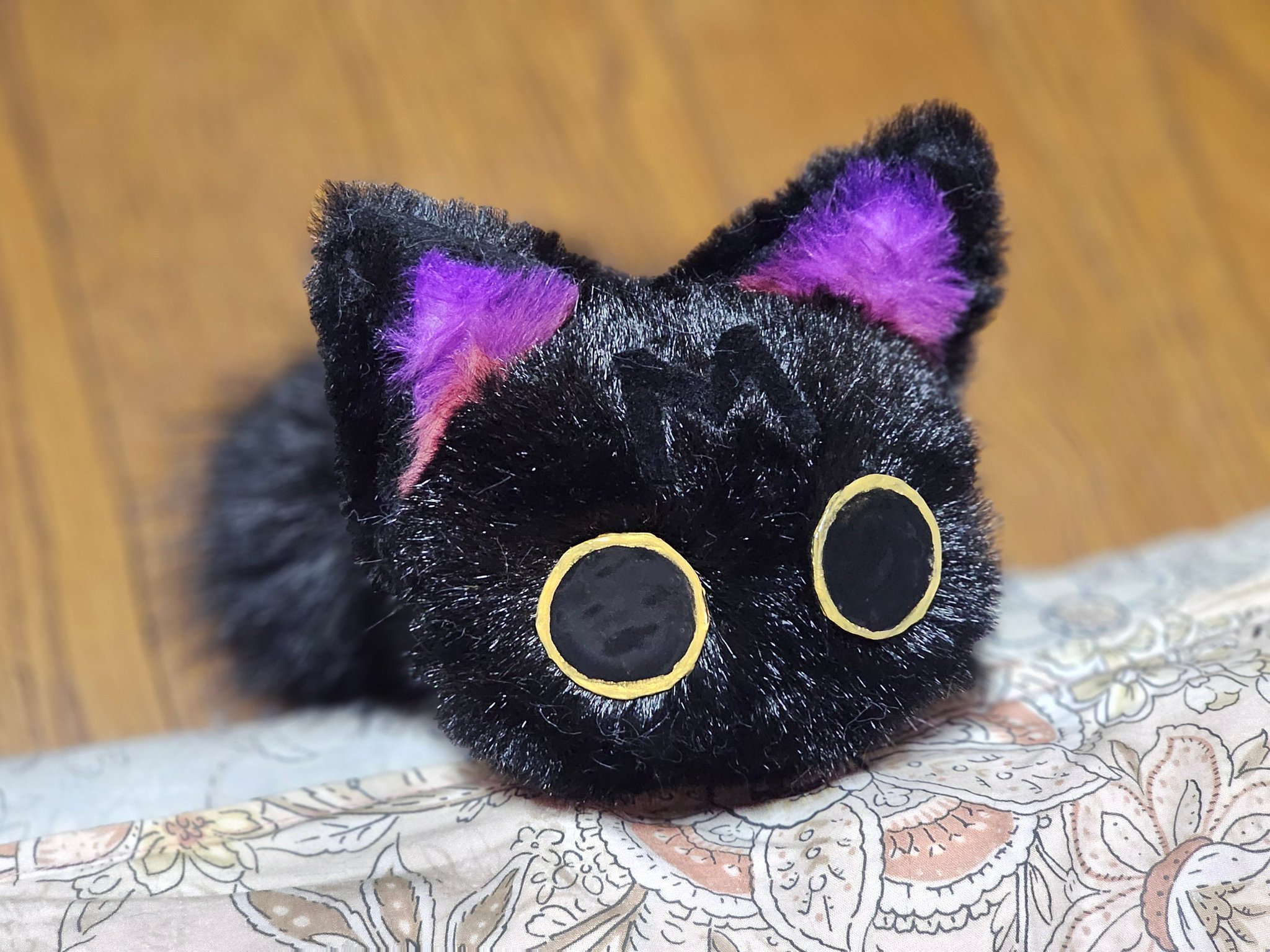 【みい】虹猫本舗 イベ限定柄ネコスカ 黒 TokyoPride2025限定 招き猫 黒 【会場限定販売】 – TOKYO
