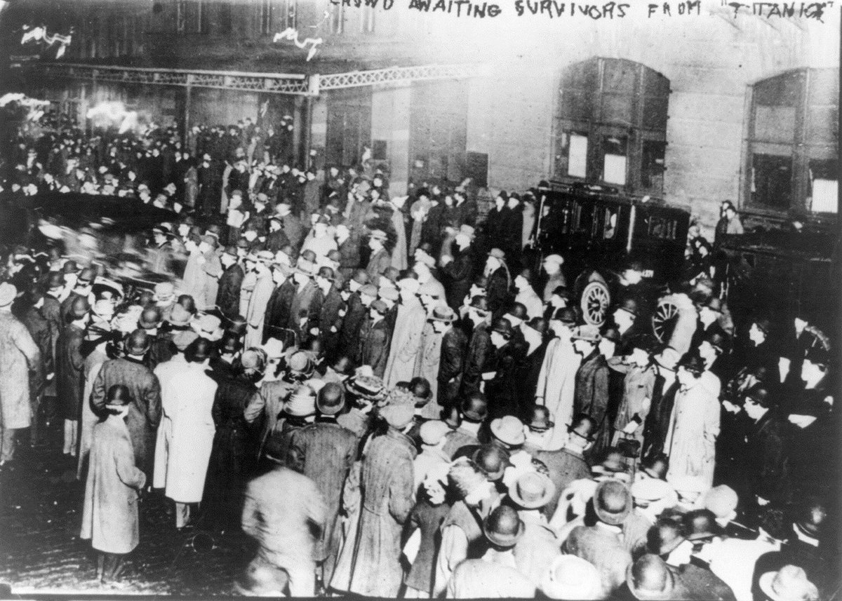 18th April 1912, people/families waiting, under the rain, for the arrival of the Carpathia with the #Titanic survivors.
#Titanic2024 #Titanic112 #TitanicAnniversary #TitanicTimeline #RMSTitanic #OTD #NYC #NewYork.