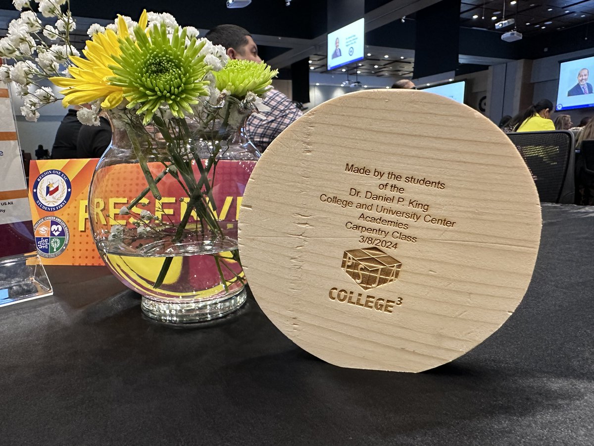 😍 Check out the woodwork of carpentry students from the @PSJAISD Dr. Daniel P. King College and University Center! Their creations adorned the tables of our #CCMR Symposium, stunning our over 400 guests. Thanks to the PSJA ISD students for lending their talents! #RegionOneCCMR