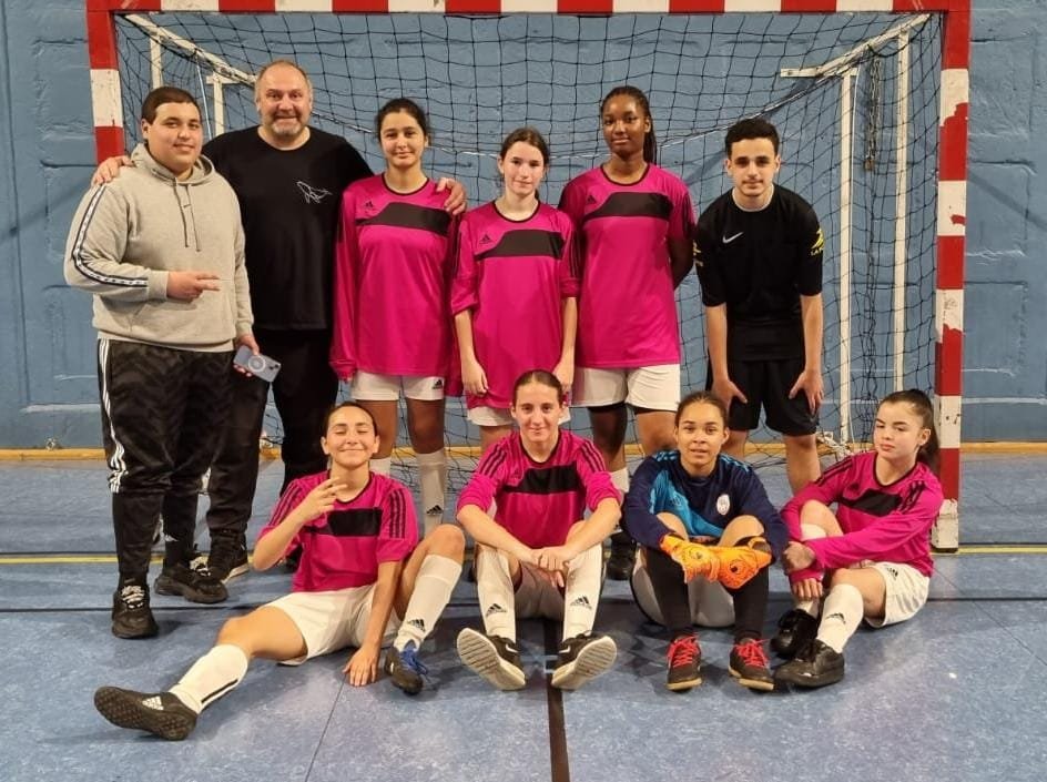 Après le titre de championne de Paris, les Minimes filles #UNSS Futsal <a href="/VillonCollege/">Collège François Villon</a> ont terminé 2è de la 1ère phase du championnat Inter-Académique
Elles se qualifient pour la 2nde phase le 3 avril à Asnières pr une qualification au championnat de France
Bravo les filles !