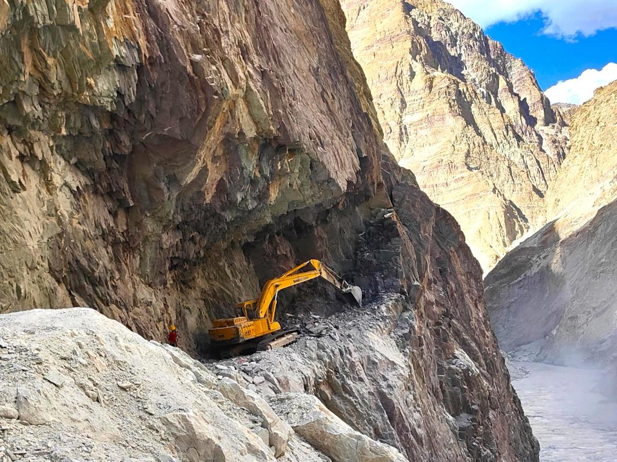 .@BROindia makes a significant stride in connectivity in Ladakh! Nimmu-Padam-Darcha road opens new pathways, reducing distance & enhancing strategic resilience. With Shinkun La tunnel on the horizon, all-weather access to Ladakh is within reach.(1/2) More: pib.gov.in/PressReleasePa…