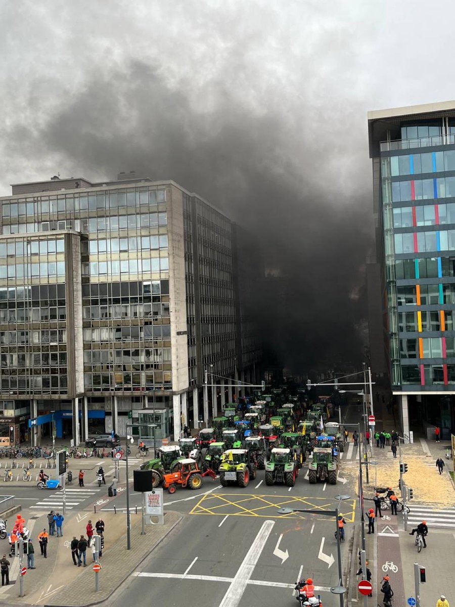 Why the police aren’t just aggressively arresting all farmers in #Bruxelles, I don’t know. We’ve seen absolutely disgusting behaviour from these people near constantly, and the Belgian state is incapable or unwilling to do anything. Absolutely shameful.