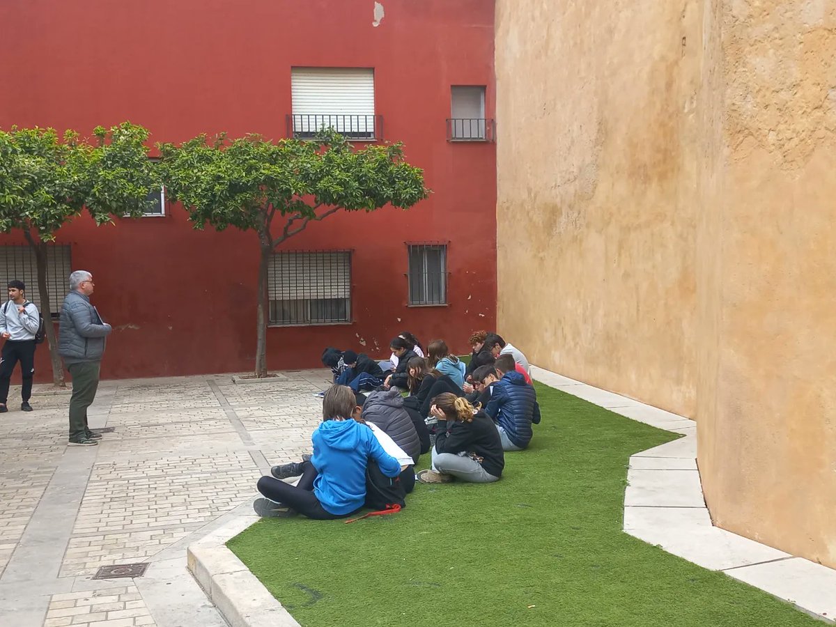 IESFTarrega's tweet photo. Aprenem Història Medieval passejant pels carrers de la nostra ciutat. #somdelTàrrega #història #medieval #2ndESO https://t.co/aBWh3XarSM