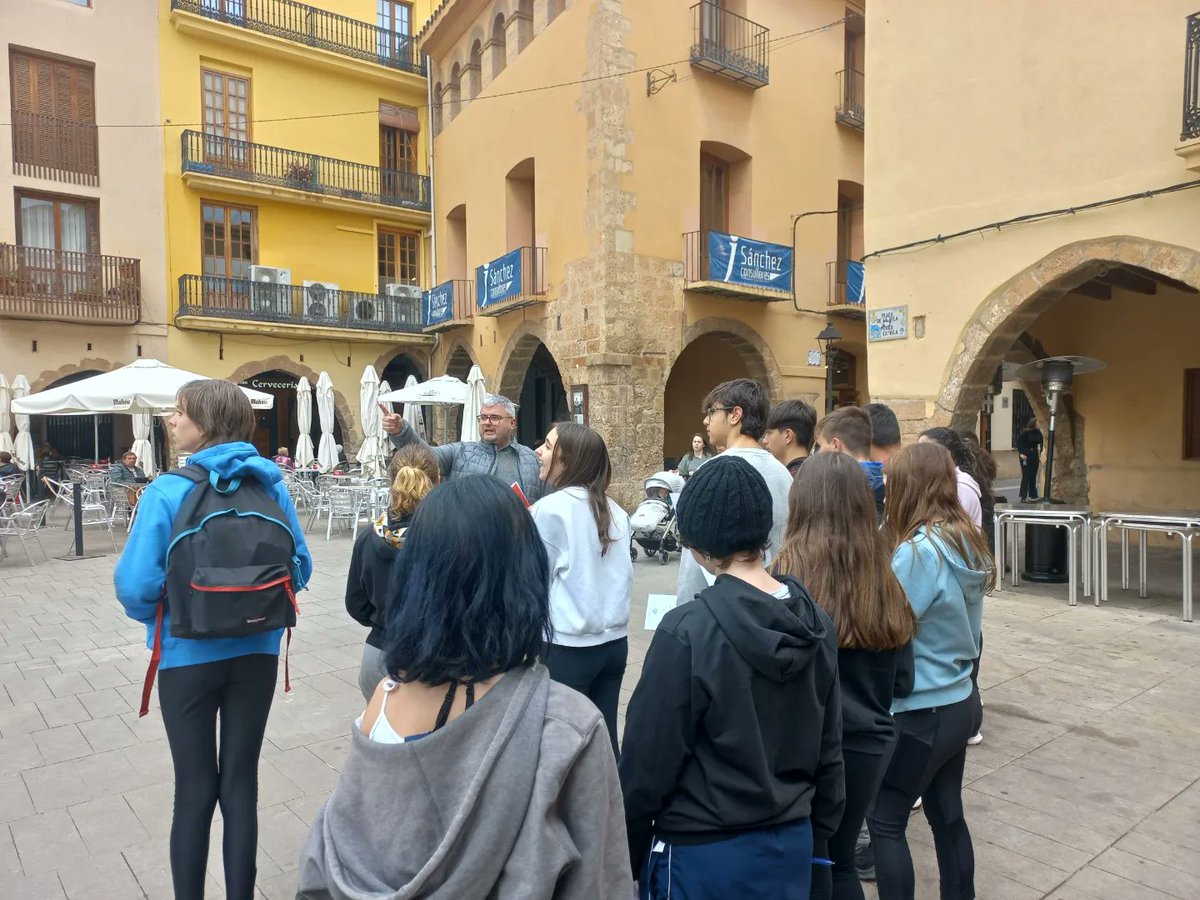 IESFTarrega's tweet photo. Aprenem Història Medieval passejant pels carrers de la nostra ciutat. #somdelTàrrega #història #medieval #2ndESO https://t.co/aBWh3XarSM