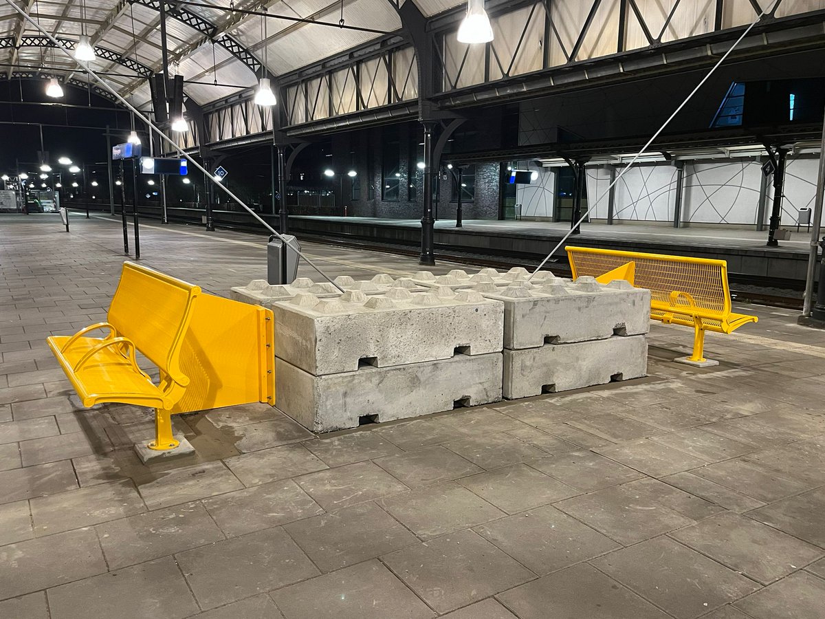 Wat doen die betonnen blokken en gele bankjes op station Nijmegen? Het zijn tijdelijke maatregelen die we nemen om de perronkap boven perron 3 en 4 te beschermen. Lees er meer over op prorail.nl/projecten/maat…