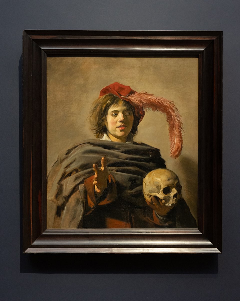 We're thrilled to play host to this intriguing guest from The @NationalGallery. Which setting do you find the most captivating? 🖼️ ‘Young Man Holding a Skull’ (Vanitas), c. 1627. The National Gallery, London