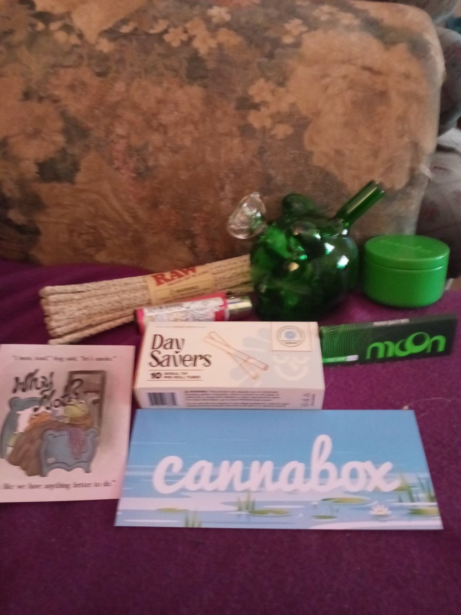 March @cannabox lil frog bong. tin, papers, cones to fill, clipper lighter and pipe cleaners. they wanted an outdoor shoot. maybe next box....