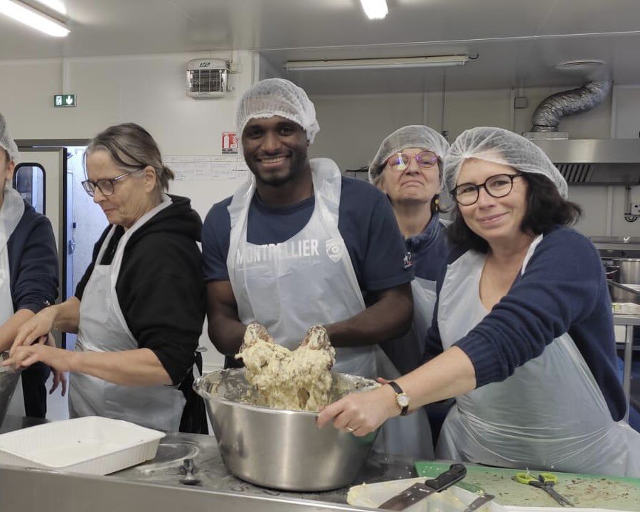 MHR_Solidaire's tweet photo. 𝙇𝙚 𝙈𝙃𝙍 𝙖𝙪 𝙥𝙡𝙪𝙨 𝙥𝙧𝙤𝙘𝙝𝙚 𝙙𝙚𝙨 Restos🫶

Durant 3 mois, la #TeamMHR était aux côtés des @restosducoeur pour préparer et distribuer des repas chaleureux aux plus démunis de Montpellier 🍛✨💙

🔗 https://t.co/azD5AGGQDX

#TeamSolidaire #RestosDuCœur https://t.co/bbeyElFsQw