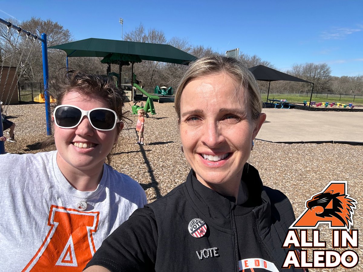 Amazing things happening @ AISD Child Development Center!🙌Dr. Bohn recognized #AllinAledo staff members selected by @WSNCT for scholarships to earn their CDA (Child Development Associate)! Congrats Sam Albertson, Ashlynn Majors, Khadija Edwards & Kema Hinson! #selfiewithsusan