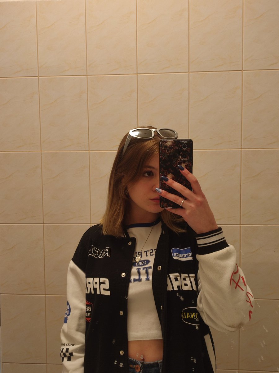 charleonn's tweet image. Алоха, друзья!! Я тут сто лет не была и поменялась оч сильно
вот вам последнее фото

если что нью локейшн — Москва, ЕГЭ сдала, в уник поступила, живая!