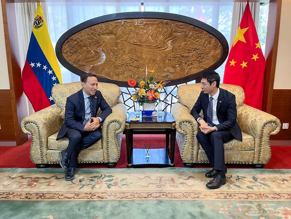 #26Mar | Agradecemos al Excmo. Embajador de China en Venezuela, Lan Hu, por su invitación a la Embajada china, donde sostuvimos una grata conversación sobre la geopolítica regional y la cooperación en distintos sectores, con miras al beneficio de los pueblos del Caribe y el Alba.