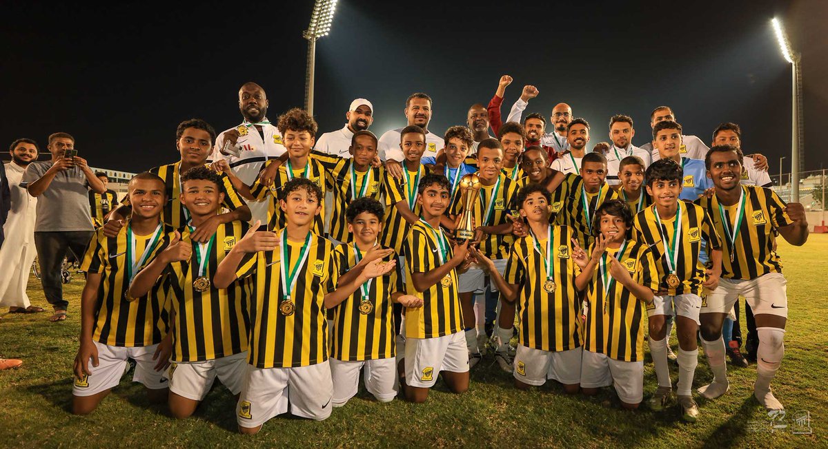 ittihad's tweet photo. 👏 أبــطــال الـذهـب 🏆🥇 https://t.co/wazauhc1cy