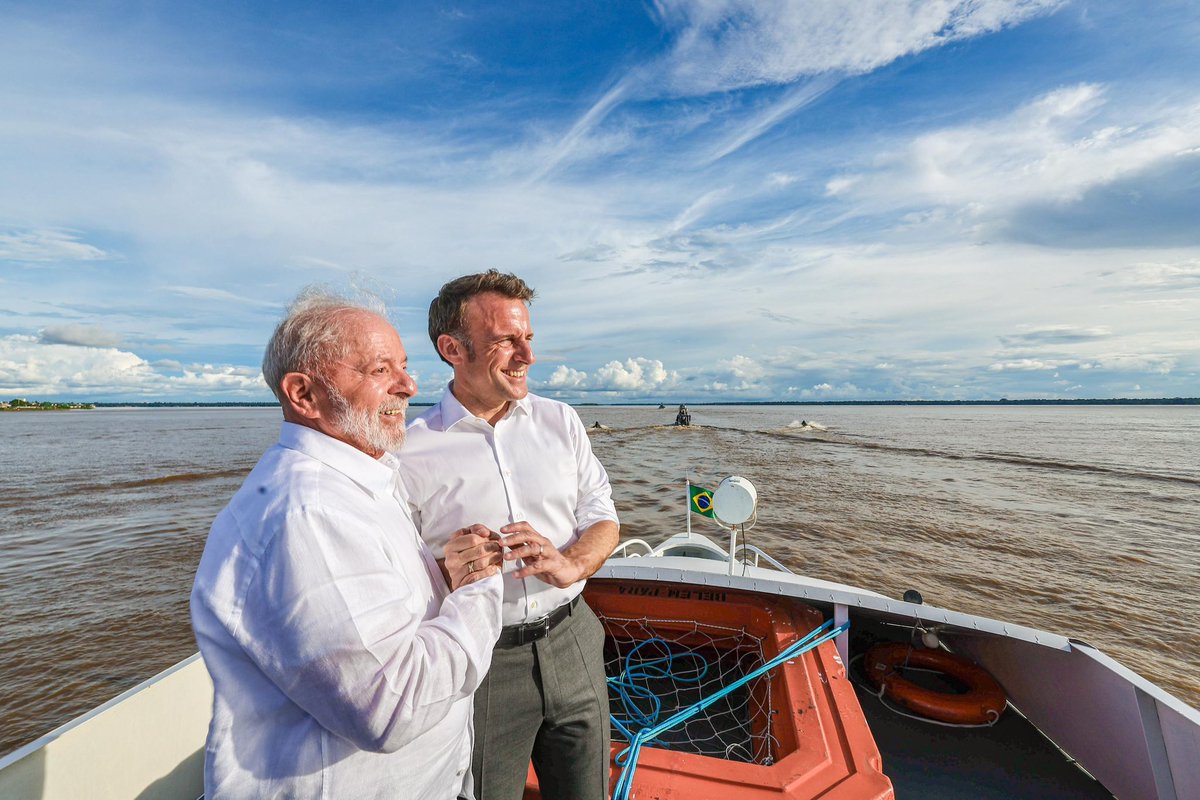 A caminho da Ilha do Combu, no Pará, com @EmmanuelMacron. Início de uma viagem de três dias do presidente francês pelo Brasil, aprofundando a parceria entre nossos países. 🇧🇷🇫🇷 📸 @ricardostuckert