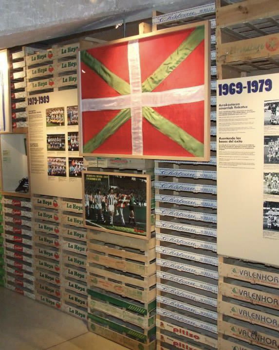 @_forgottenfooty @AthleticClub @RealSociedad @LosLeonesbook @FCGeopolitics @thebasquepass That flag is in Real Socieadad’s museum, took this pic a few years ago before stadium was done up, but imagine in new one 👍🏻