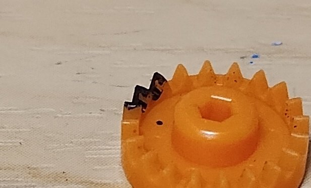 mikke_863's tweet image. みんな大好きオレンジクラウン。これは歯面にマッキーを塗ってFM-Aのリア側に取り付けて回した物になります。刃の内側、中央部付近の当たりが1番強くなってます。オレンジクラウンは歯底の方になると隙間が狭すぎてペラシャが当たりません。逆に歯の先端も当たりません。