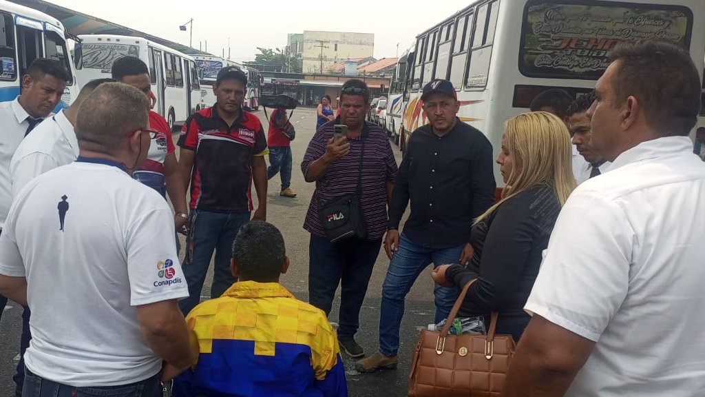 ¡Hoy! #26Mar Encuentro con los transportista y funcionarios del terminal de pasajeros "Nuestra Señora del Pilar" en Barinas. Garantizando el buen trato, atención y accesibilidad en puestos preferencial y descuentos en el boleto de viaje hacia las personas con Discapacidad. 🇻🇪