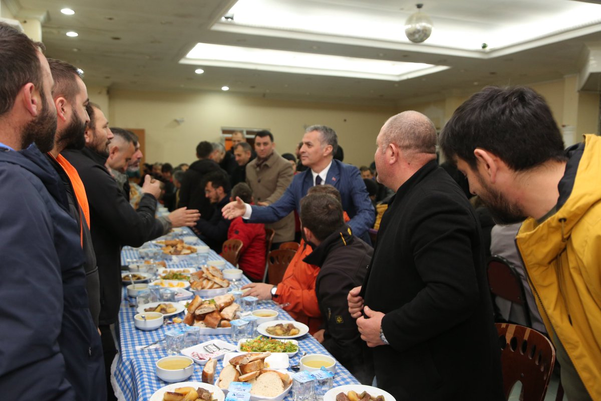 Oymalı mahallemizde mahalle sakinlerimizin tertip ettiği iftar programına katıldık. Teravihin ardından Yeşilpınar ve Düzmahalle mevkiilerinde birbirinden değerli hemşehrilerimiz ile sohbet ettik. Biz bir bütünüz. Biriz, beraberiz, hep birlikte Yomra'yız. Hep birlikte devam.