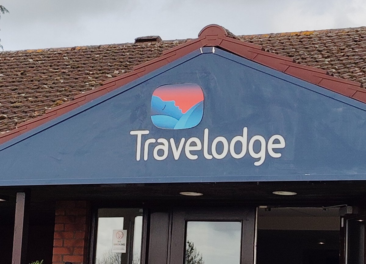 piyali0117's tweet image. Spent a very quiet night &amp;amp; slept like a log in #FourMarks village, Hampshire. I saw a sunset in the hotel logo initially, but as I was leaving, I saw a sleeping person. Most apt.