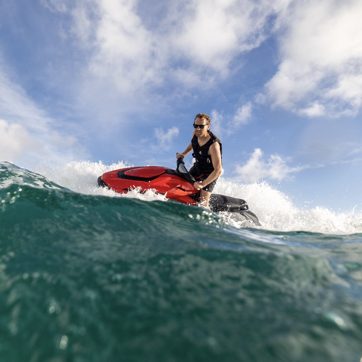 Sun-soaked adventures in Florida ☀️🌊
//
Des aventures ensoleillées sur les eaux de la Floride ☀️🌊
#pwc #OrcaSeason #ev