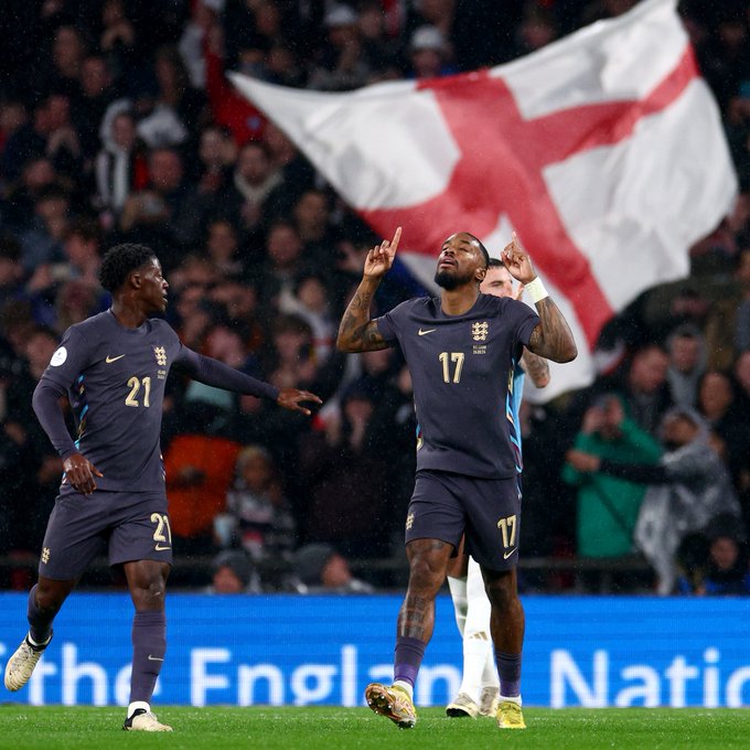 Ivan Toney celebrates with Kobbie Mainoo