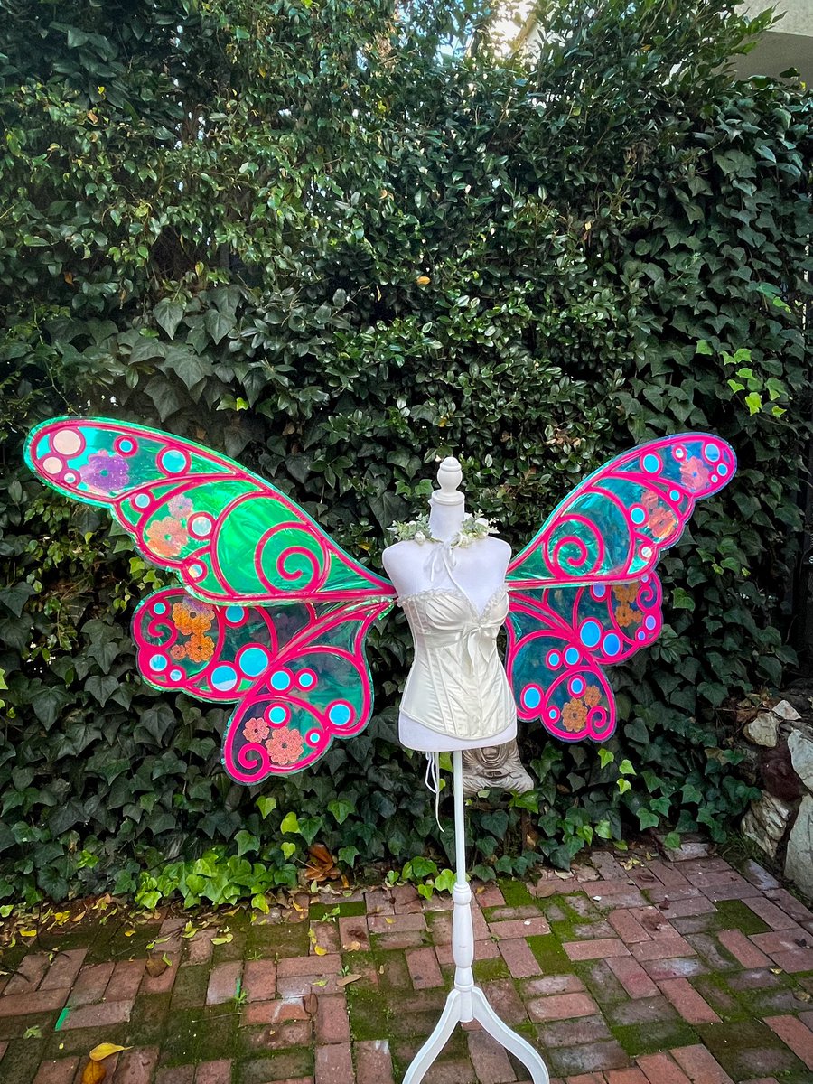 ByrningRaven's tweet photo. Bubble Fairy Wings! I made these for the beautiful #Primrosethefairy 🌸🌸🌸. #fairy #cottagecore #fairycore #fairywings #renfaire #renfest #larp #renaissancefestival https://t.co/4U8XU0NM3E