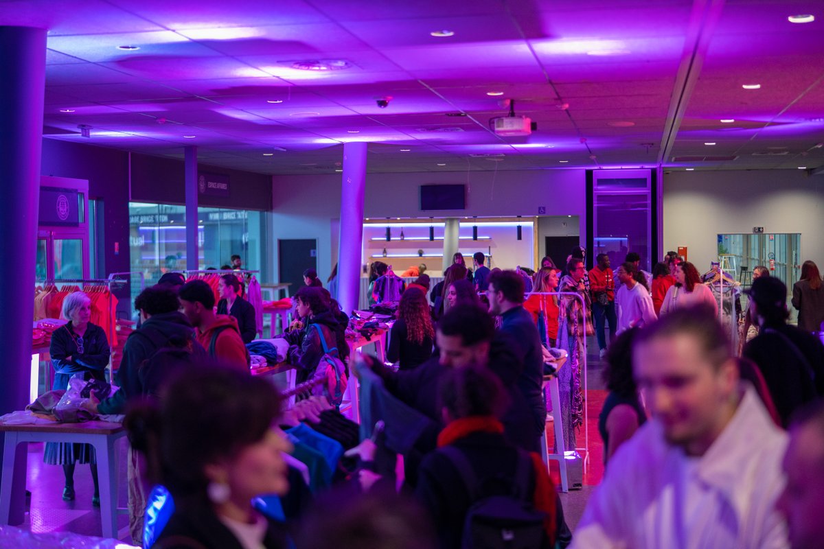 Ce soir au Stadium avait lieu le lancement de DRESSED, boutique 100% gratuite et solidaire en faveur des étudiants en situation de précarité.

Le TéFéCé et #ToulouseFootballCoeur ❤️💜, représentés par leur Président et leur ambassadeur Oli, soutiennent en effet en ce mois de mars