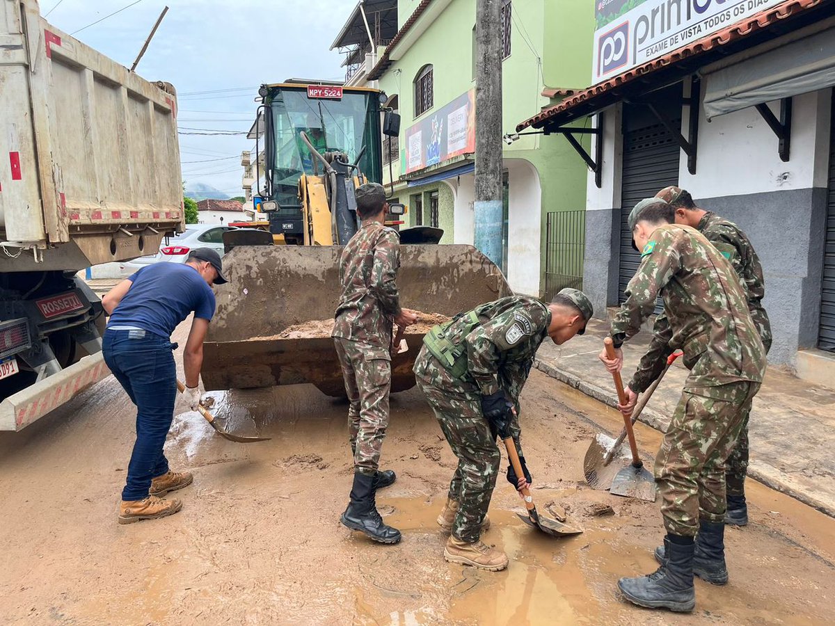 O Exército Brasileiro, em coordenação com a Defesa Civil e agências governamentais, presta apoio à população do ES afetada pelas fortes chuvas ocorridas entre os dias 22 e 23 de março. Saiba mais: mla.bs/a0495e76