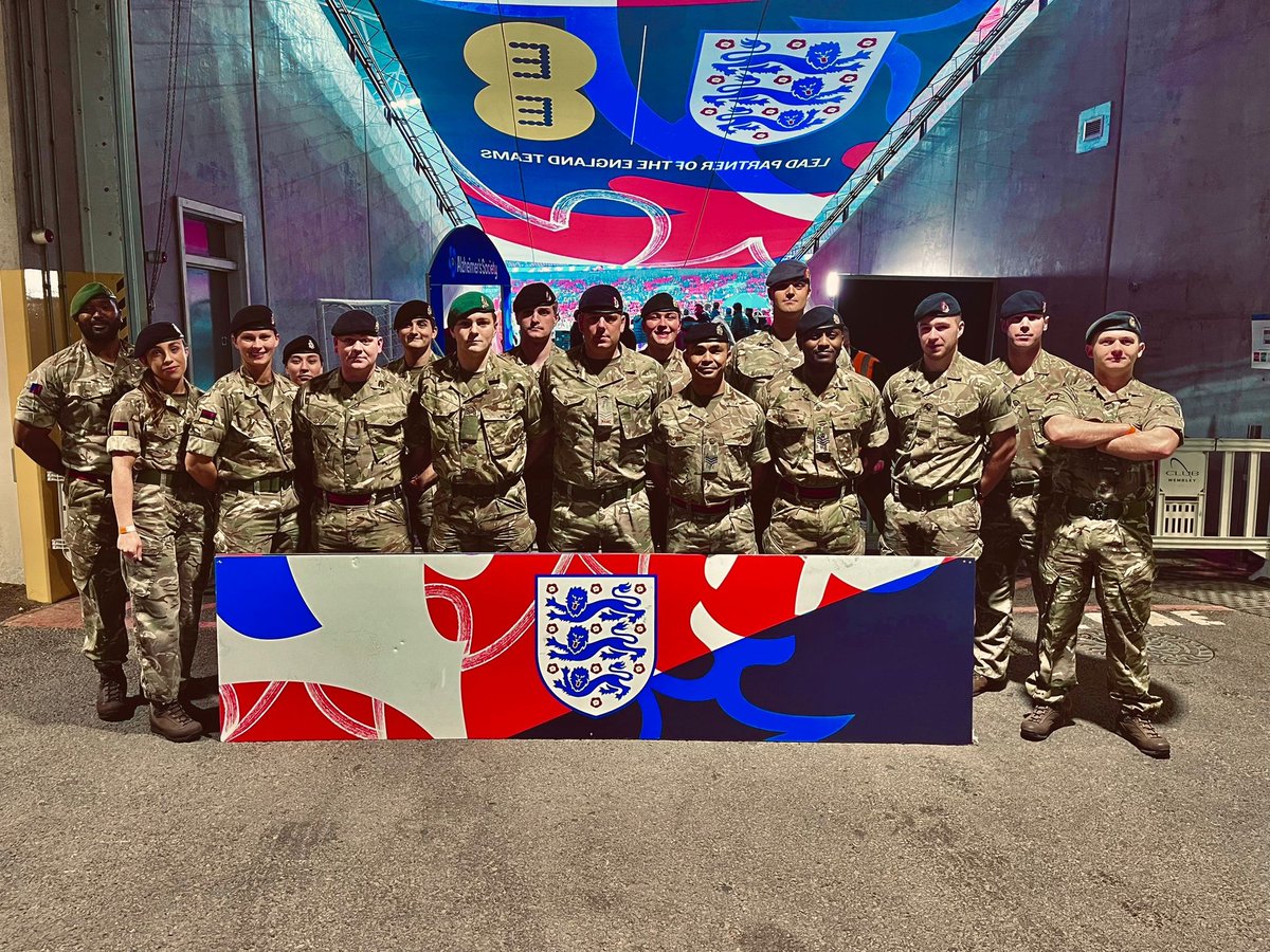Just before they took to the pitch! Looking very smart and ready to represent the Regiment at @wembleystadium for @England against @RoyalBelgianFA 💪🏻 CO #ENGBEL 🏴󠁧󠁢󠁥󠁮󠁧󠁿🇧🇪 @2MedX @AMSCorpsCol