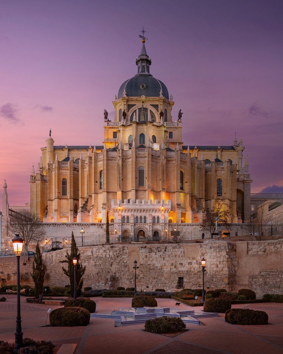 Catedral de la Almudena y parte de la muralla árabe #Madrid 

#BuenasNochesATodos 🌹

(Foto©️Visita_Madrid)