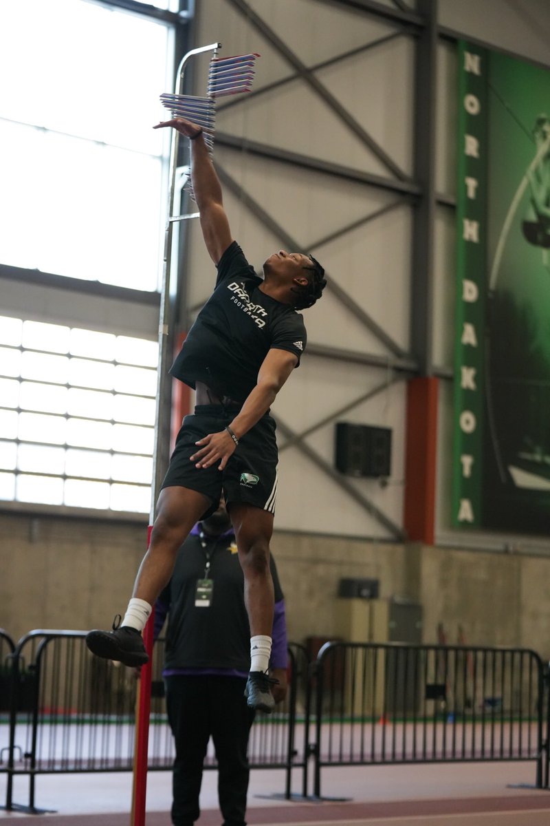 UNDfootball's tweet photo. Getting vertical π°
#UNDproud | #UNDProDay https://t.co/xyb6qPUEE1