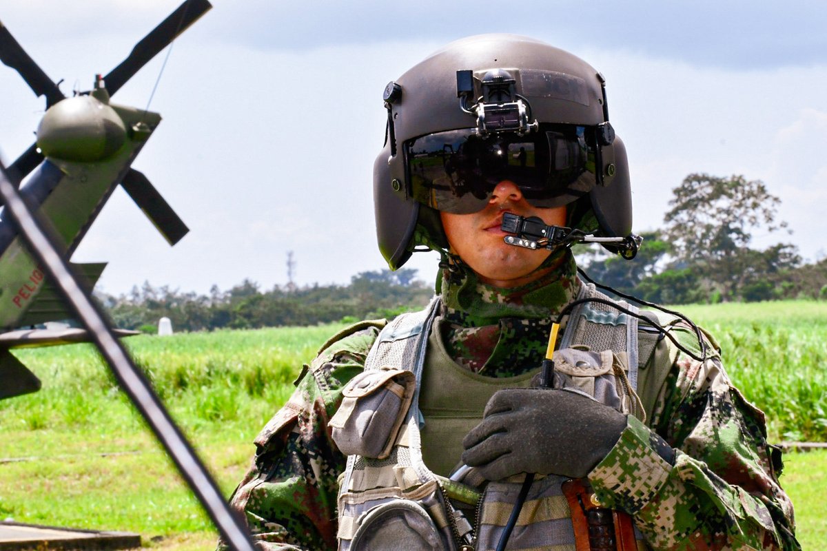 En apoyo a nuestras tropas en tierra y la protección de viajeros, turistas  y ciudadanos, @Ejercito_Davaa vuela por lo cielos de #Colombia en esta  Semana Santa. #ViajeSeguro👍, image size:1200x800