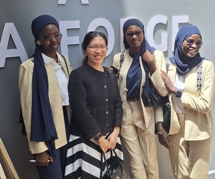 Je suis toujours ravie de rencontrer de jeunes entrepreneures comme Rady, Khady & Marieme de @EnactusEsp + j’espère que la Forge de l’@esp_dakar deviendra un espace d’#innovation pour les #startups - merci au soutien de l’Allemagne 🇩🇪