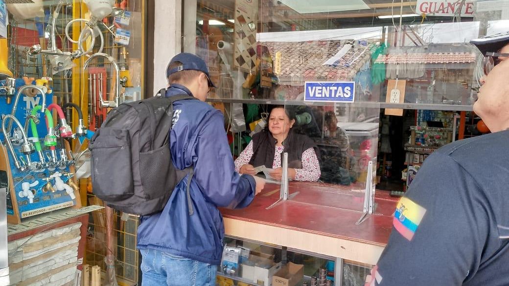 SRIoficialEc's tweet photo. Los Fedatarios Fiscales de la Dirección #Zonal9 ejecutaron una inspección de rutina en el centro de la ciudad de Machachi, para verificar que los negocios del sector cumplan correctamente con sus deberes formales. https://t.co/YltXw0PBwW