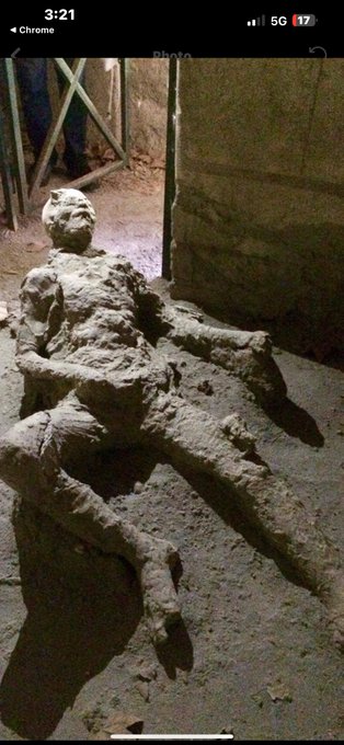 This man in Pompeii clearly got interrupted by the volcano 😂 https://t.co/VYaMvaHNIM
