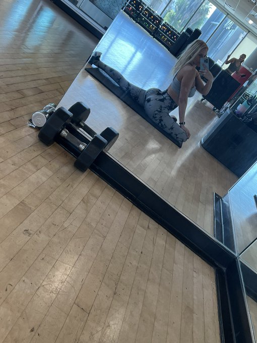 Ok time to get back to posting regularly! You miss me? 🖤 https://t.co/74gCdEqzuu