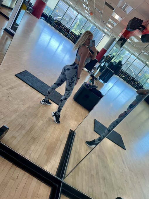 Ok time to get back to posting regularly! You miss me? 🖤 https://t.co/74gCdEqzuu