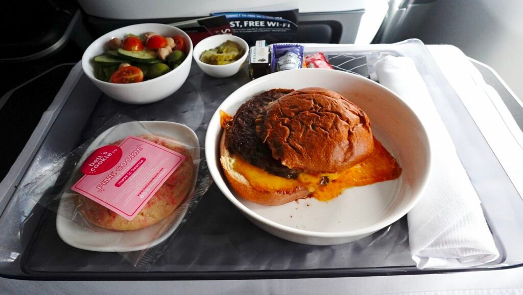 OscapeW's tweet photo. Delta Domestic First Class A321neo San Diego to New York JFK

Read the Article here 👇🏻 
https://t.co/r1BgTerxas

Like, Follow and Share 

#delta #deltaairlines #sandiego #newyork #newyorkcity #usa #domestic #domesticflight✈️ #firstclass #a321neo #flightexperience #flightreview https://t.co/PSAtQbcPrO