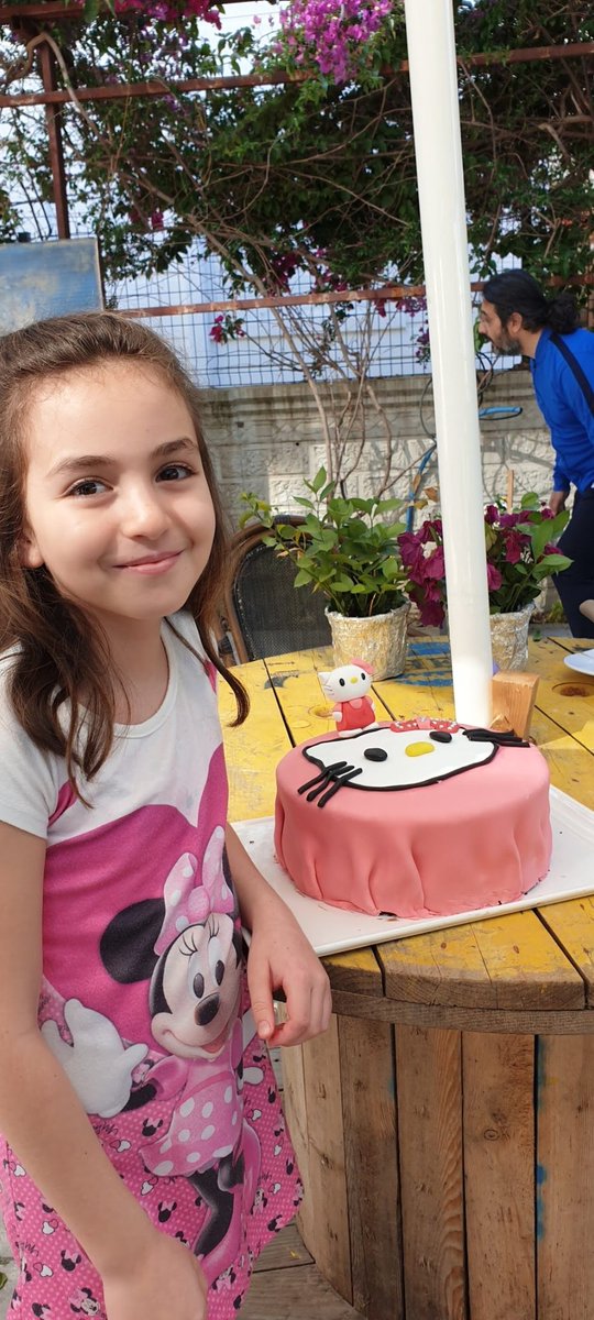 Bu gün köpekler yüzünden ölen bu kız çocuğunun mahkemesi vardı, kimse mahkeme basıp adalet istemedi,  ortalık ayağa kalkmadı, çünkü o sadece bir insan yavrusuydu. Kedi ya da köpek yavrusu olsaydı, sanatçılar, siyasiler ve 3 bin dernek ayağa kalkardı.