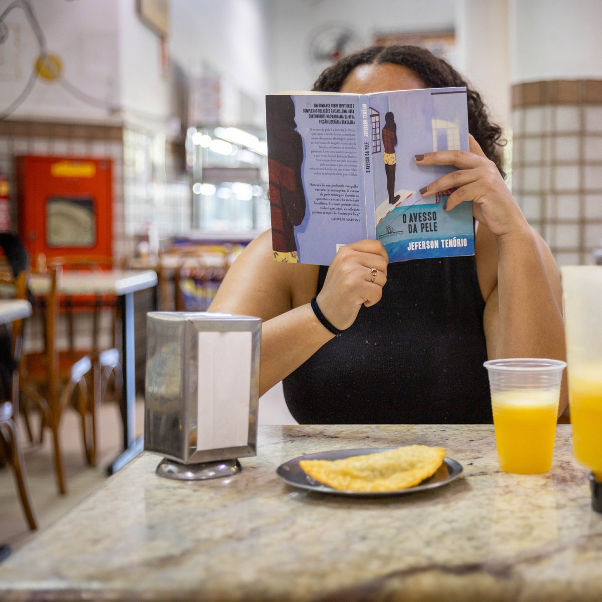 BibliotecaPUCRS's tweet image. Uma série fotográfica especial para comemorar os 252 anos de Porto Alegre. Idealizado pela Biblio, o projeto busca retratar a capital gaúcha a partir de livros disponíveis no acervo cujo enredo se passa em locais conhecidos da cidade. 📸 Giordano Toldo #bibliotecapucrs #pucrs