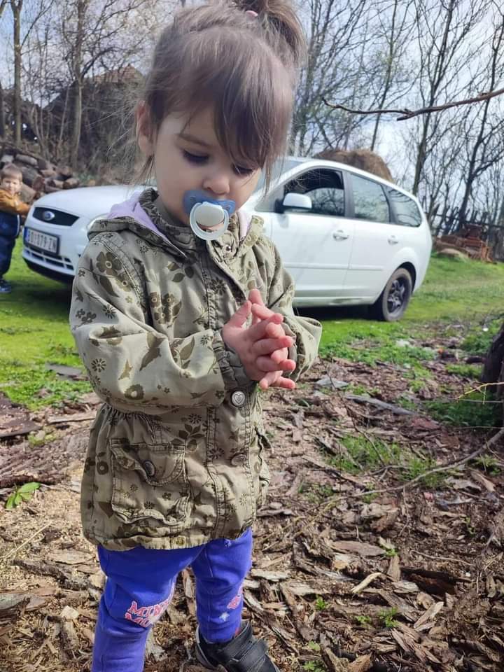 ‼️GIRL WENT MISSING NEAR BOR, SERBIA‼️
sharing this in english, since it's close to romania and bulgaria
her name is danka, 2 years old
went missing around 1pm in banjsko polje near bor
85cm tall, brown hair and eyes, wearing olive jacket, purple pants and black sneakers