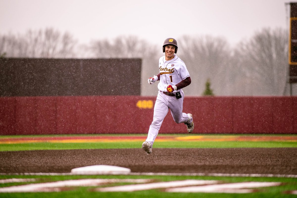 CMUBaseball's tweet photo. MIKEY MURPHY MASH!!!

His third round tripper of the season scores two for the good guys 😈

#FireUpChips🔥⬆️⚾ https://t.co/YKt2rLrmxF