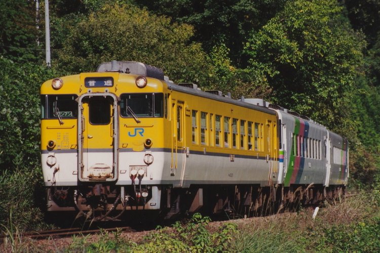 pepe5861's tweet image. 安野駅のキハ58が話題なので
可部線を行く普通列車・・・・
に「ふれあいパル」連結を(;´∀｀)