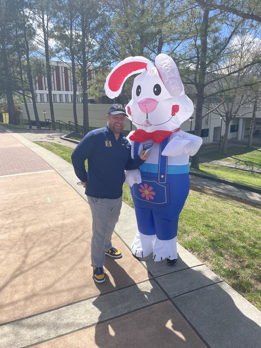 🐰 𝐇𝐨𝐩𝐩𝐢𝐧𝐠 around campus to invite EVERYONE to the Spring Game this Thursday! @WrightJody 🤝 Easter Bunny #GoRacers🏇