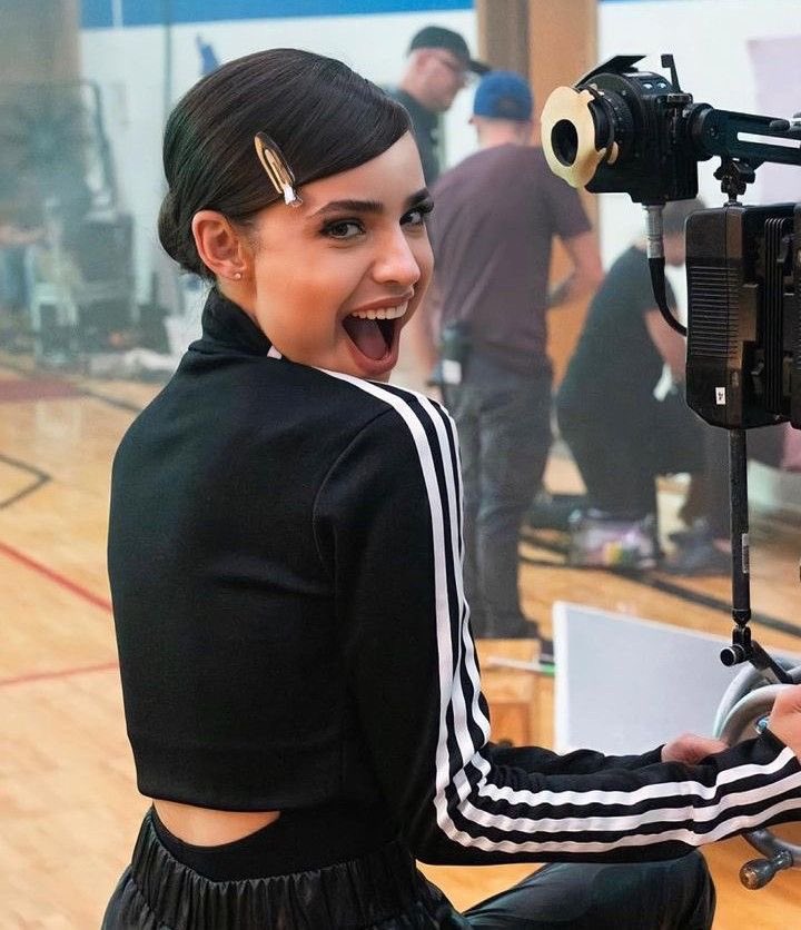 deIenart's tweet image. the stan                            the actress