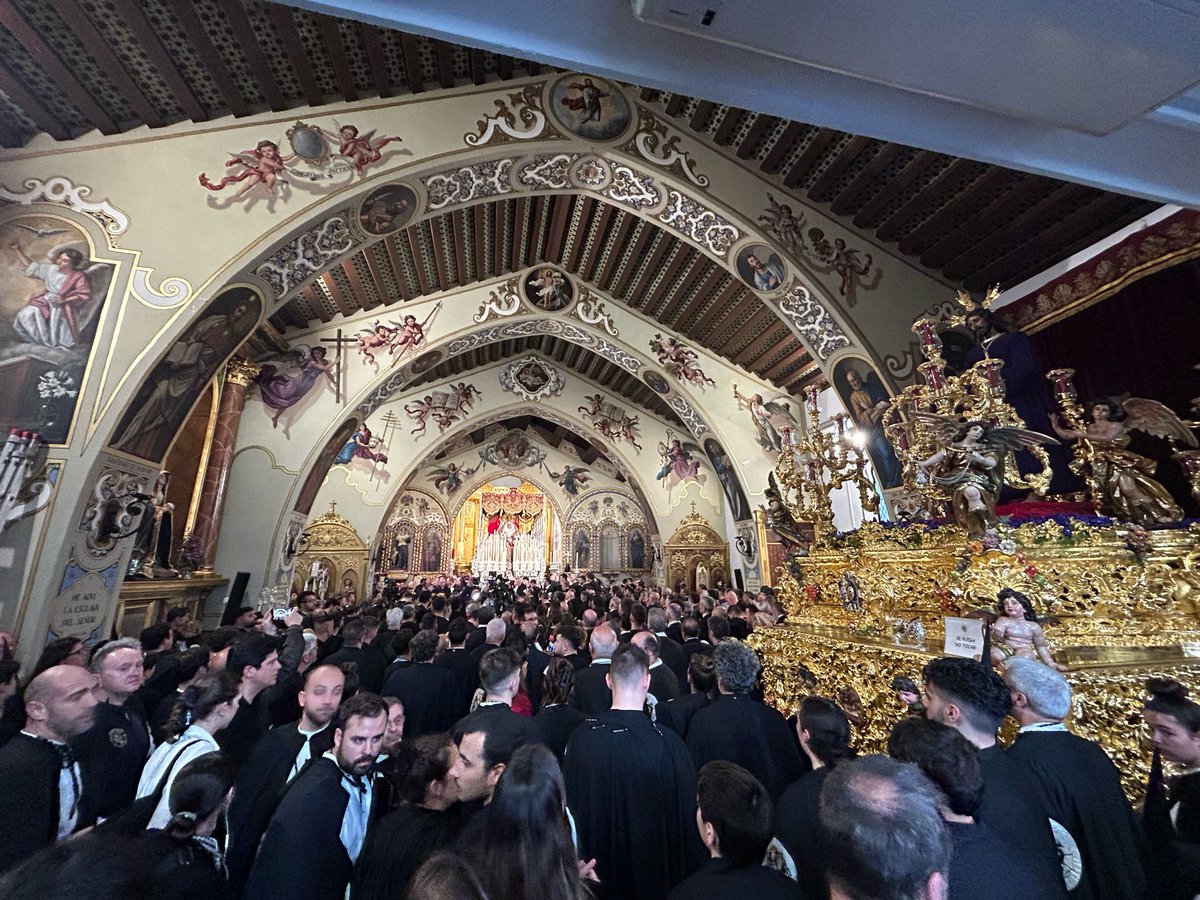 Nuestro más preciado tesoro. Nuestros hermanos. Gracias por vuestra comprensión, por vuestro comportamiento y por saber querer a vuestros Titulares como solo vosotros sabéis hacerlo. 

Gracias, porque jamás dejaréis que caminen solos. 

#SantaGenoveva24
#SSantaSevilla24