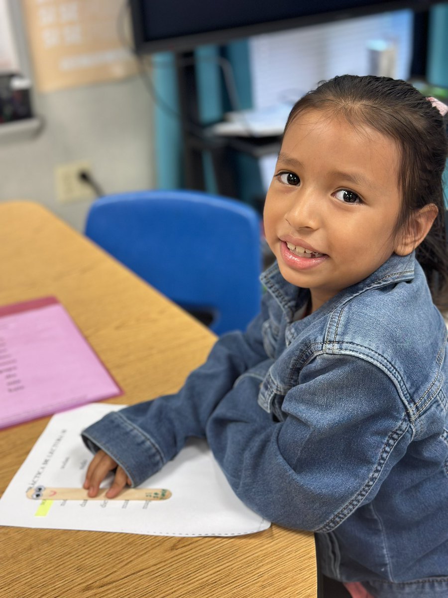 Nos encanta nuestro palito lector para guiar nuestra lectura. 📚 #sisepuede